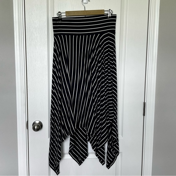 Cabi Asymmetrical Striped Twirl Skirt Navy Blue White Lined Size Medium - Picture 5 of 10